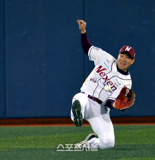 [SS포토]연타석홈런포 유한준, 인조잔디때문에 무릎에 충격받고