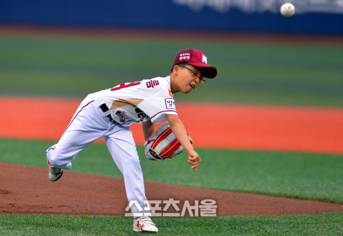 [SS포토]시구 김의영 군 \'볼 좀 던져본 솜씨로\'