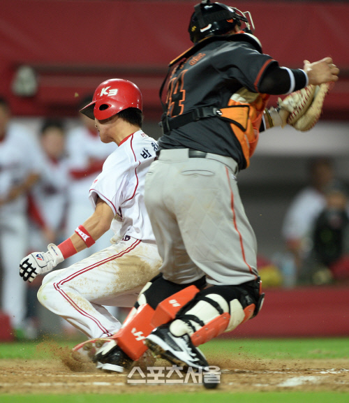 [SS포토]KIA 박찬호, 한화 포수 조인성에 막혀 득점 실패