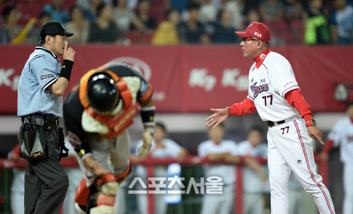 [SS포토]포수 블로킹에 대해 항의하는 KIA 김기태 감독