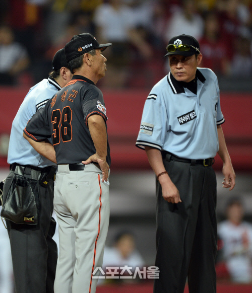 [SS포토]김기태 감독에 이어 항의하러 나온 한화 김성근 감독
