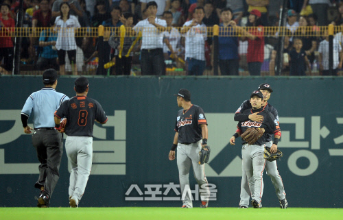 [SS포토]한화 이용규, KIA와의 경기 중 관중과 신경전