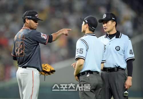 [SS포토]심판들에게 상황 묻는 로저스, \'아웃된 거 아닌가요?\'