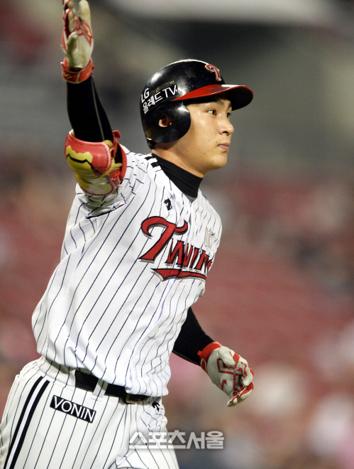 [SS포토]오지환, 넥센과의 경기 4-4연장 10회말 끝내기 홈런포 작렬