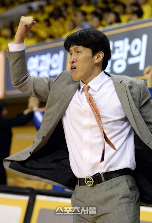 [SS포토]우리은행 위성우 감독, \'3연속 우승에 한 걸음 더!\'