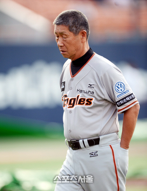 [SS포토]한화 김성근, 송은범이 잘 해 주겠지