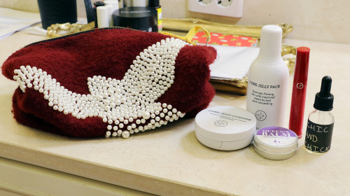 [패션in스타 하지원]하지원 파우치 공개...동안 비법이 여기에?