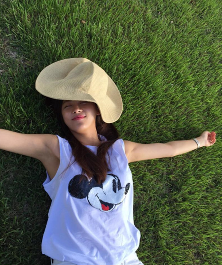 [★SNS] 하지원, 푸른 잔디밭에 누워 '행복한 미소'…보기만 해도 '흐뭇'