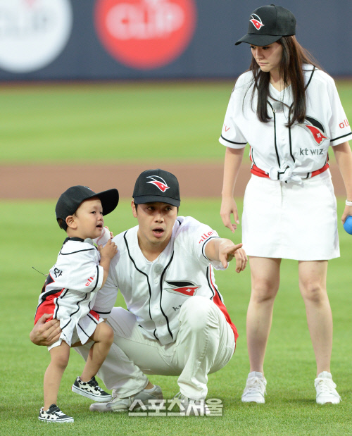 [SS포토] \'오마베\' 손주안, 엄마 아빠와 특별한 시구 나들이?