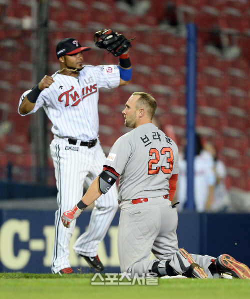 [SS포토]3루까지 내달린 SK 브라운, \'아웃 아닌 것 같은데...\'