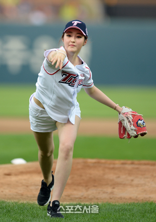 [SS포토] 시구하는 미스코리아 미 소아름, 속옷 삐죽