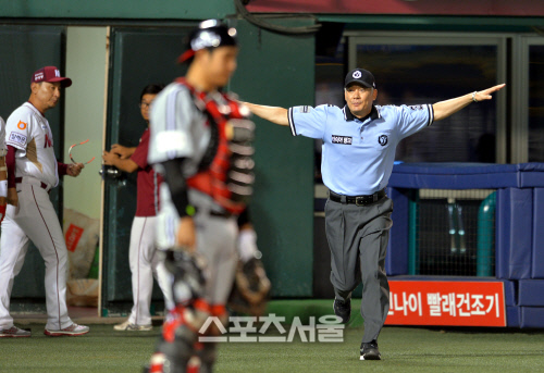 [SS포토]갈매기 포즈 김병주 심판 \'세이프 맞고요!\'