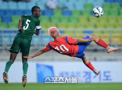 [SS포토]수원컵 이승우, \'발에만 맞으면~\'