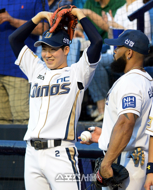 [SS포토] NC 박민우, 설마... 누구에게 사랑의 하트를?