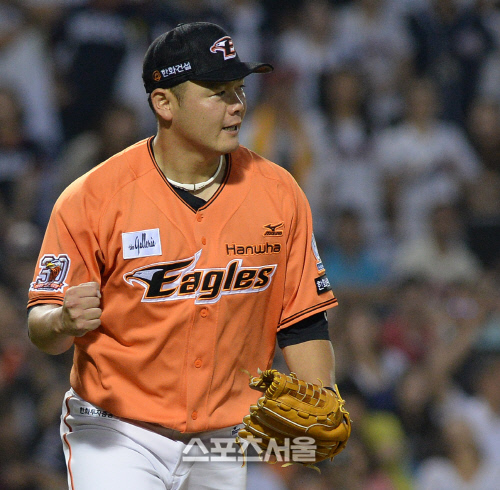 [SS포토] 한화 송창식, 김현수 삼진 잡으며 5회까지 1실점 호투!