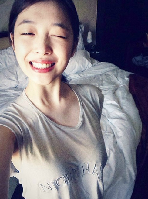 설리, 의도치 않은 속옷 라인 노출 포착