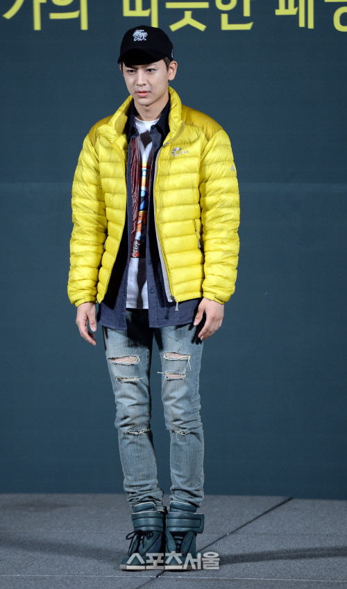 [SS포토] 아이콘 송윤형, 따뜻한 패딩으로