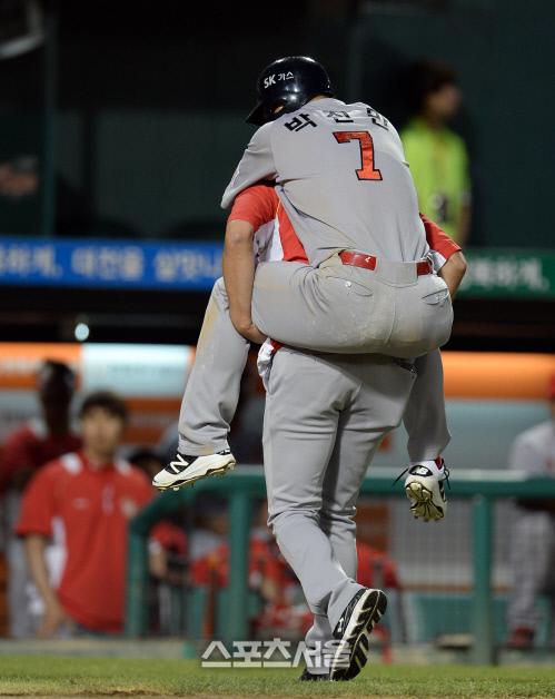 [SS포토] 부상으로 교체되는 박진만