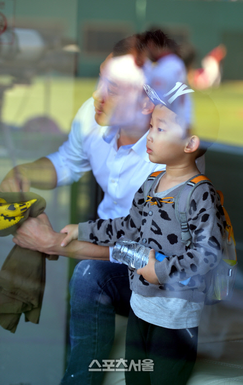 [SS포토]조용준 \'아들아! 나도 한시대를 풍미했던 마무리였지\'