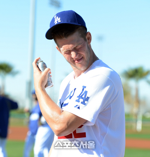 [SS포토]커쇼 \'내 피부는 소중하니까\'