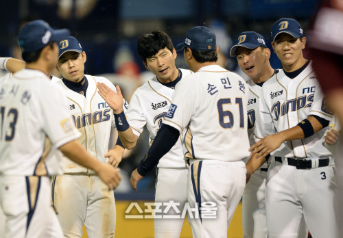 [SS포토]만 40세 8개월의 NC 손민한, 역대 최고령 10승 투수 등극