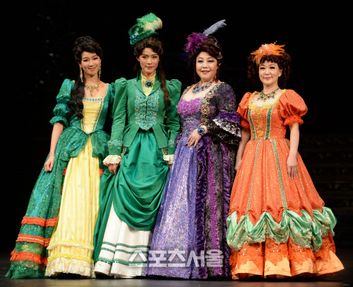 [SS포토] \'신데렐라\' 계모와 언니들