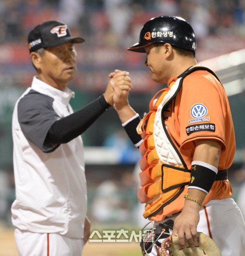 [SS포토] 한화 김성근 감독, 조인성 스리런! 고맙다!