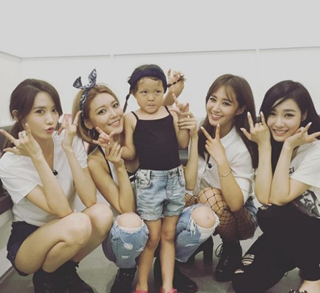 슈퍼맨이 돌아왔다 추사랑, 소녀시대 멤버들 사이에서 찰칵 "다리 길어졌네"
