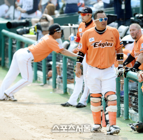 [SS포토] 한화 조인성, 가을 남자의 선글라스?