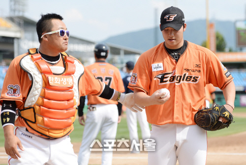 [SS포토] 한화 조인성-김민우, 오늘은 무조건 승리한다?