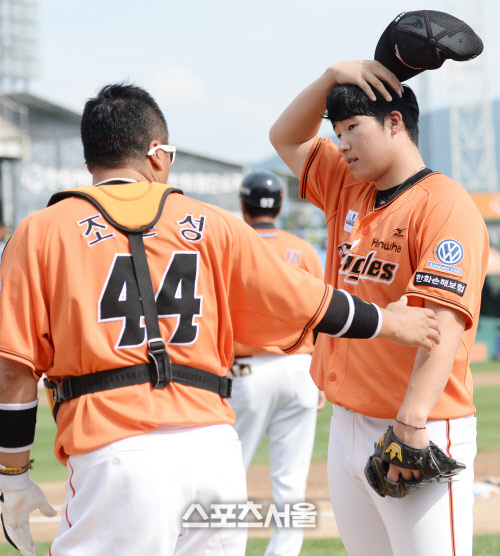 [SS포토] 한화 조인성, 김민우! 네 공을 믿어라!