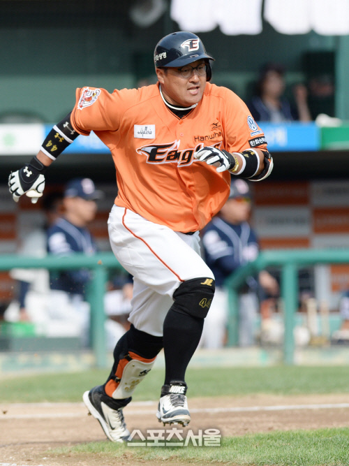 [SS포토] 한화 조인성, 땅볼 타구에 전력 질주로 만든 추격타!