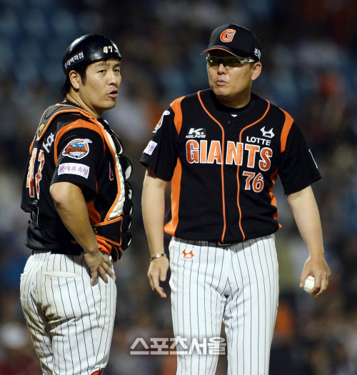 [SS포토]롯데 주형광 코치, 정대현이 막아줄거야