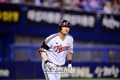 [SS포토]결승타 터트린 LG 박용택, \'시크하죠~\'