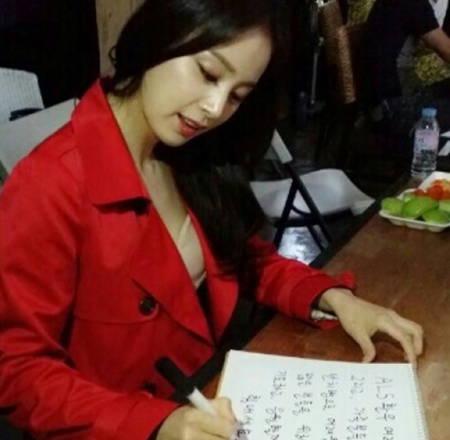 김태희, 빨간 재킷 사이로 드러난 베이지색 이너웨어 '혹시 속옷?'