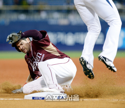 [SS포토] 3루 수비의 정석? 스나이더 태클에 펄쩍 뛰는 모창민!