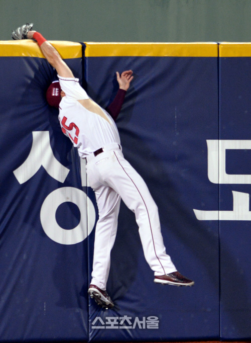 [SS포토]슈퍼캐치 스나이더 \'이게 메이저리그급 수비!\'