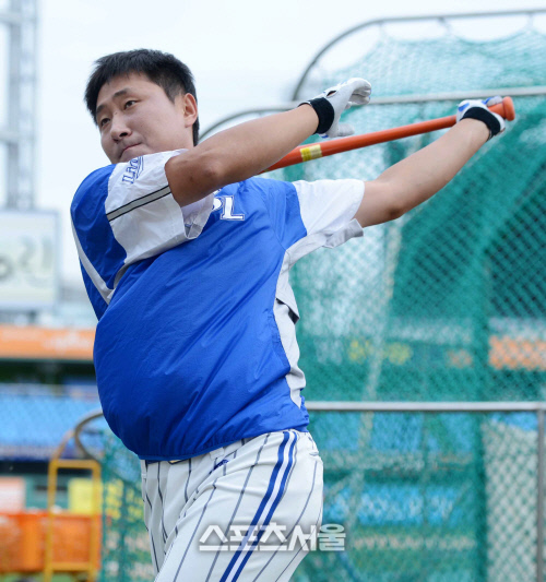 [SS포토]군에서 제대한 삼성 배영섭, \'손맛이 짜릿한데...\'