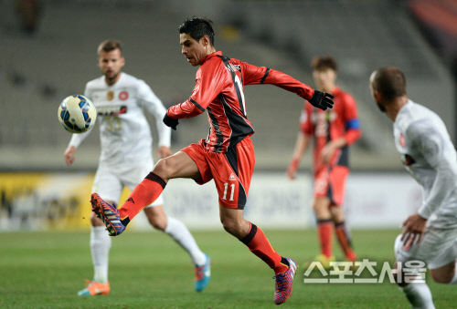 [SS포토]볼 띄워 로빙 패스하는 FC서울 몰리나