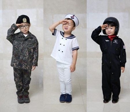 '삼둥이 군복' 송일국 "국군의 날 퍼포먼스 대한 민국 만세"