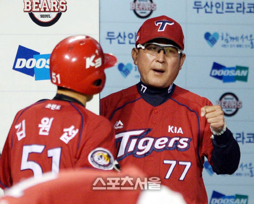 [SS포토]KIA 김원섭, 김기태 감독님 1-2로 따라갑니다