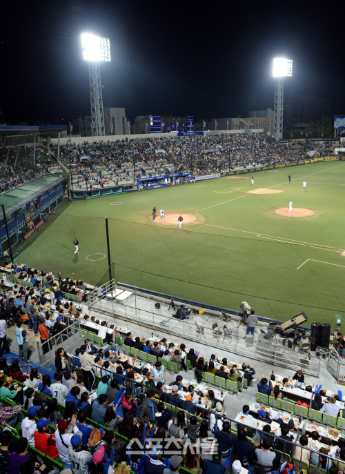 [SS포토] 만원 관중 대구 시민구장, 정규 시즌 마지막의 역사적 순간