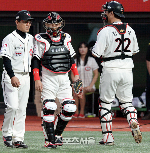 [SS포토] kt 위즈, 장성우 포수 빼고 황창규 회장 투입?