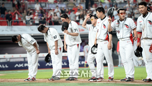 [SS포토]\'고춧가루\' 제대로 뿌리는 kt, SK 꺾고 4연승