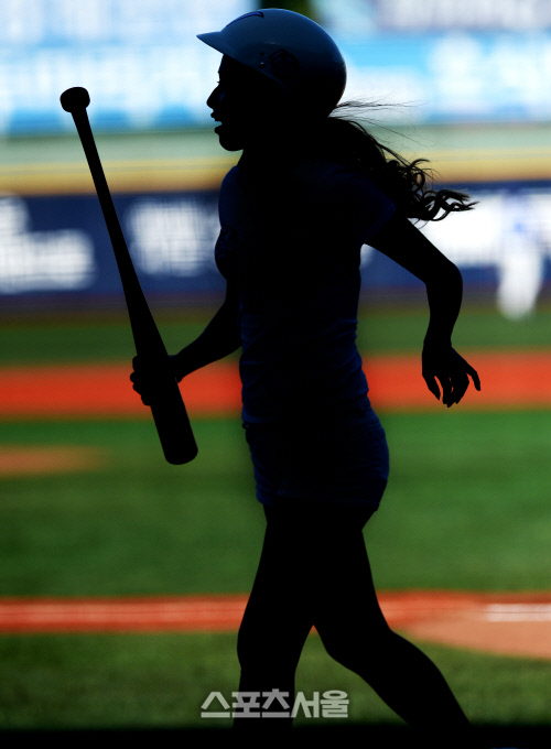 [SS포토] 넥센 배트걸 권안나, 주말 낮 경기의 역동적인 실루엣!