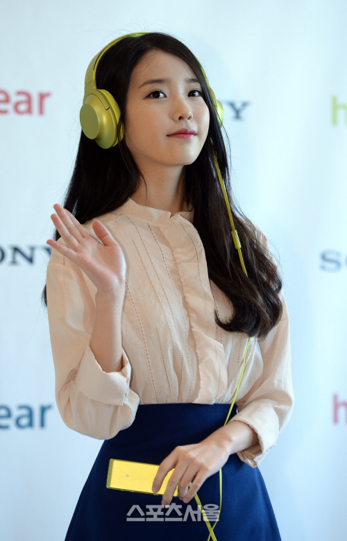 [SS포토] 아이유, 패션아이템으로 헤드폰 완벽 소화