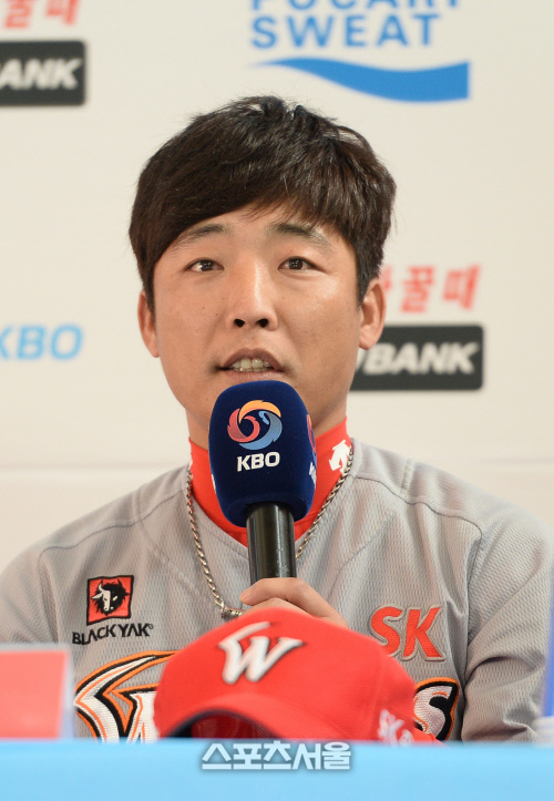 [SS포토]SK 주장 조동화, '아내가 준PO 속옷까지 다 싸줬다!'