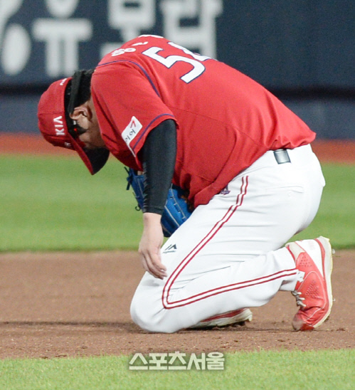 [SS포토] KIA 양현종, 오정복 강습 타구에 왼손 부상?