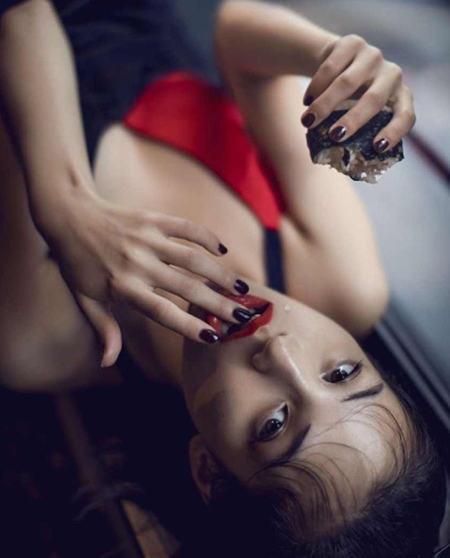 미즈하라 키코, 새빨간 속옷 그대로 드러낸 채 '매혹적인 눈빛'