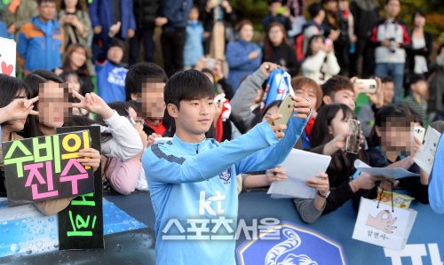 [SS포토]남녀노소 모두가 좋아하는 김진수의 셀카실력은?